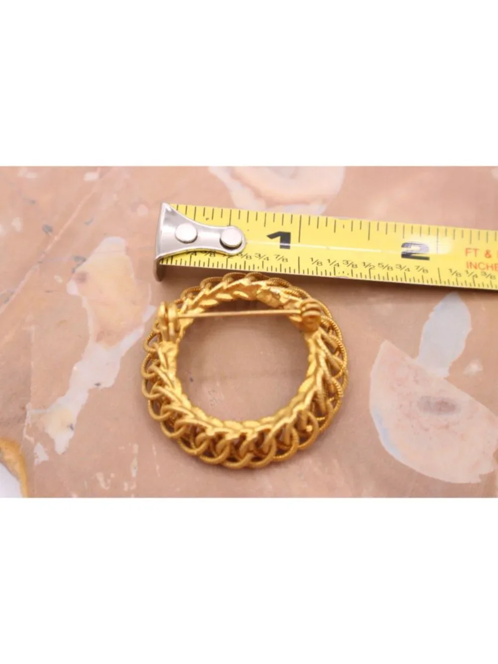 Interlocking Rope Chain Wreath Brooch Pin MCM 50-60s Scarf Accent Pin Gold-Tone